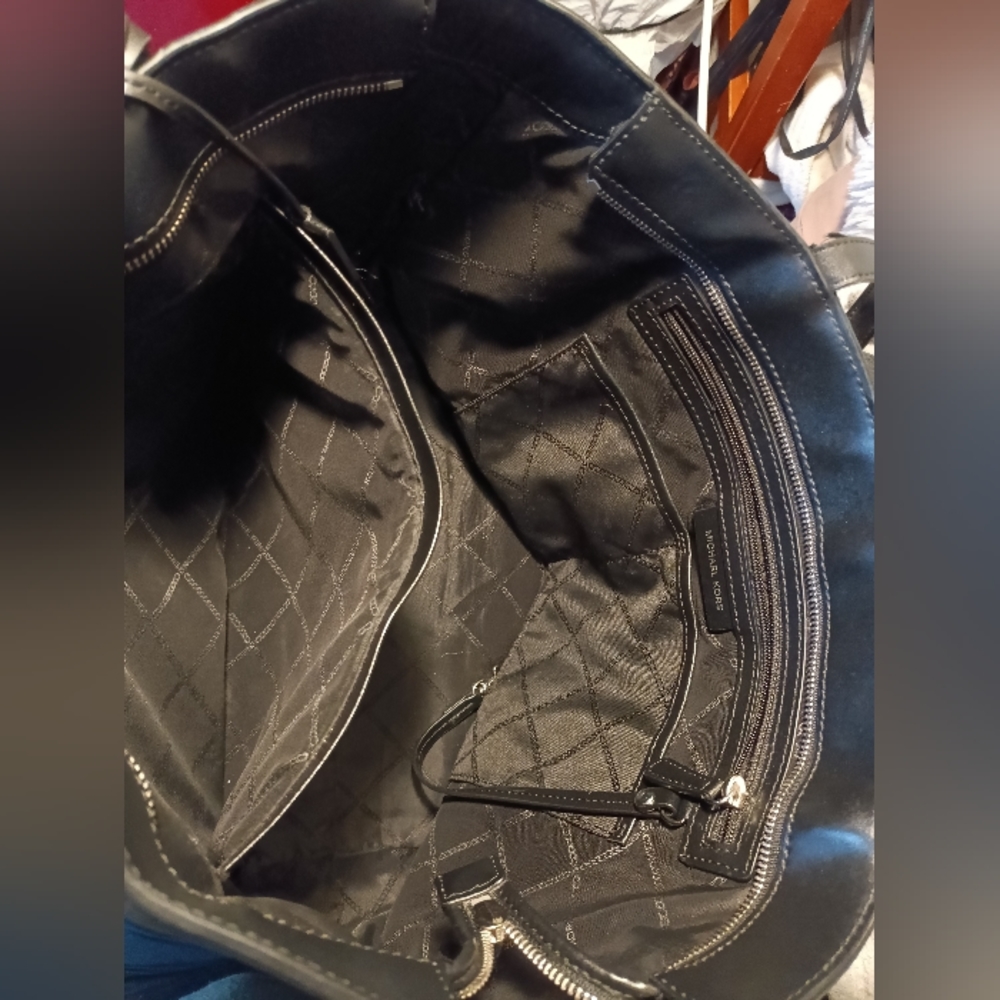 Michael kors purse - Picture 3 of 11